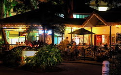 Apres Beach Bar & Grill - Palm Cove - Pubs Perth 1