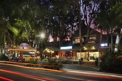 Apres Beach Bar & Grill - Palm Cove - Pubs Perth 3