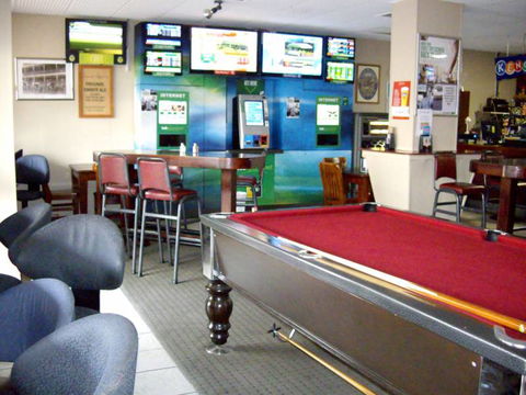 Oxford Hotel - Pubs Perth 3