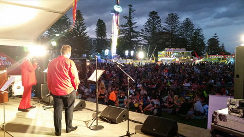 A Luminous Christmas At The Entrance - Pubs Perth 0