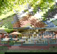 Pipers By The Lake - Pubs Perth