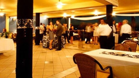 La Beach Restaurant - Pubs Perth 2