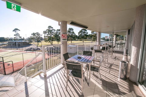 Sports Club Bistro - Lismore Workers Sports Club - Pubs Perth 2