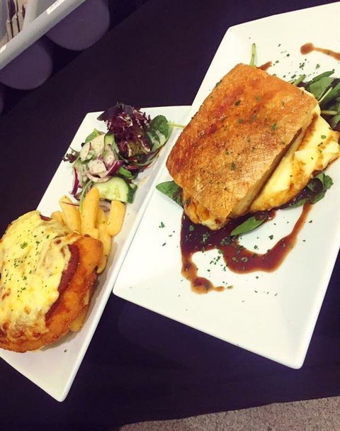 Windows On Wygonda At The Roleystone Club - Pubs Perth 25