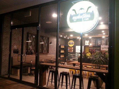 Munkeeskins Cafe - Pubs Perth 0