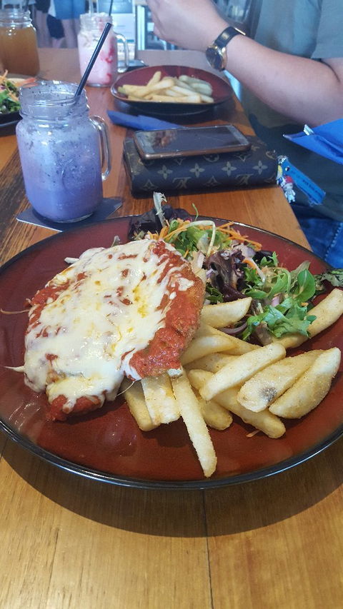 Beachfront Hotel - Pubs Perth 9