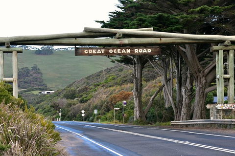 Small-Group Great Ocean Road And Twelve Apostles Full-Day Tour - Pubs Perth 0
