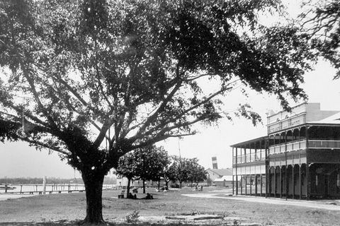 Cairns History Walking Tour - Pubs Perth 2